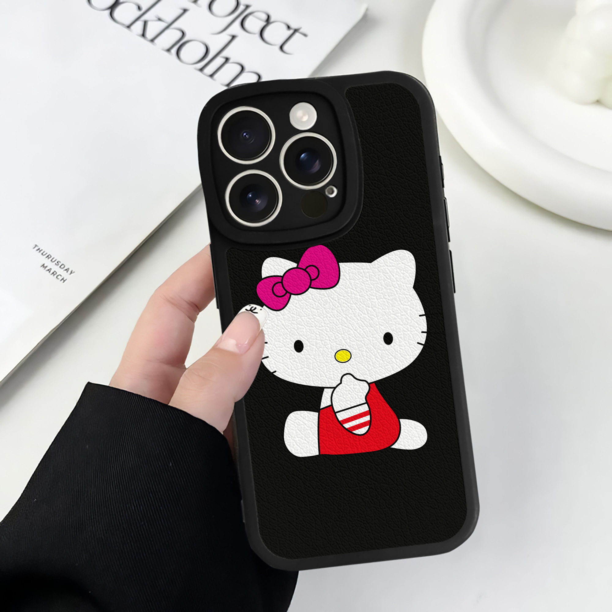 （画像用） Hello Kitty ハローキティ 【iPhone 16シリーズ対応】シリコンスマホケース（レザー調） 材質：シリコン